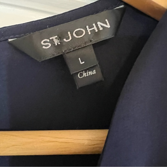 St. John silk sleeveless draped front blouse in navy size L excellent condition - Picture 9 of 11